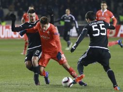 Federico Chiesa (C) autor del triunfo de la Fiorentina, disputa un balón con dos jugadores del Quarabag. EFE / A. Karimov