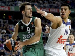 Ayón (D) marca al francés Westermann (I), del Zalgiris Kaunas. EFE / J. Martin