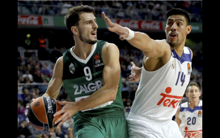 Ayón (D) marca al francés Westermann (I), del Zalgiris Kaunas. EFE / J. Martin