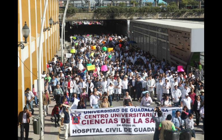 Personal de los Hospitales Civiles se manifestaron este jueves para exigir mayor presupuesto. EL INFORMADOR / M. Vargas