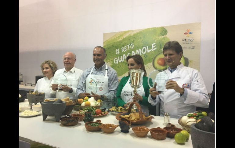 Los funcionarios en el marco de la Expo México Alimentaria 2016, este jueves. TWITTER / @SAGARPA_mx