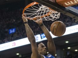 Air Canada Centre. DeMar DeRozan (#10) clava el balón ante la marca de  Zach LaVine. AP / C. Young