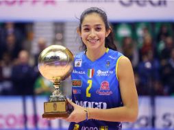 Bricio recibió el premio como jugadora más valiosa en el partido en que la Imoco Volley se adjudicó la Supercopa italiana. TWITTER / @LegaVolleyFem