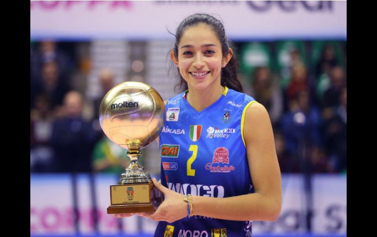 Bricio recibió el premio como jugadora más valiosa en el partido en que la Imoco Volley se adjudicó la Supercopa italiana. TWITTER / @LegaVolleyFem