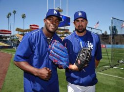 Puig (I) posa con Adrián González (D), su compañero en Dodgers y capitán de la novena mexicana. TWITTER / @YasielPuig