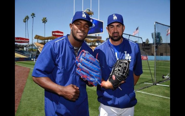 Puig (I) posa con Adrián González (D), su compañero en Dodgers y capitán de la novena mexicana. TWITTER / @YasielPuig