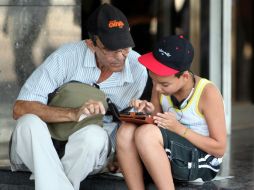 El uso de tabletas y celulares nos obliga a bajar la mirada como si estuviéramos ante un libro. EFE / ARCHIVO