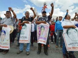 El magisterio marchó rumbo al palacio de gobierno; también demandan la presentación con vida de los 43 normalistas de Ayotzinapa. SUN /