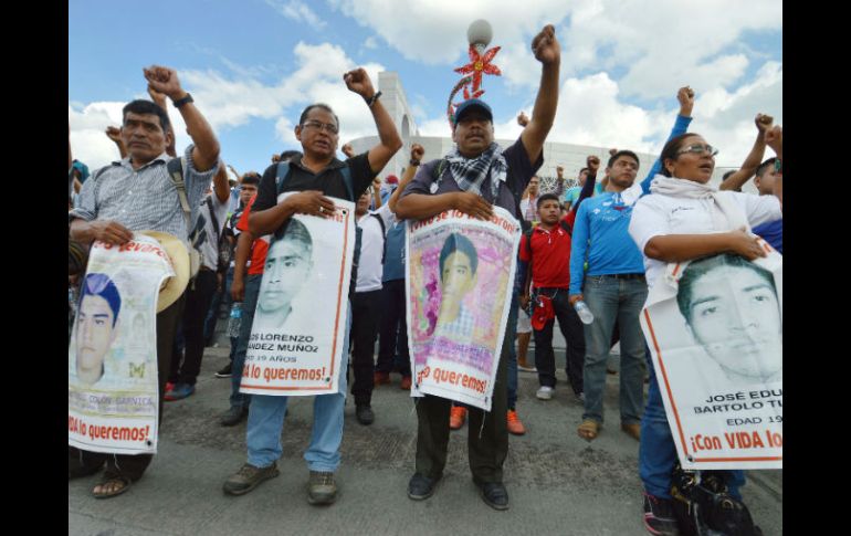 El magisterio marchó rumbo al palacio de gobierno; también demandan la presentación con vida de los 43 normalistas de Ayotzinapa. SUN /