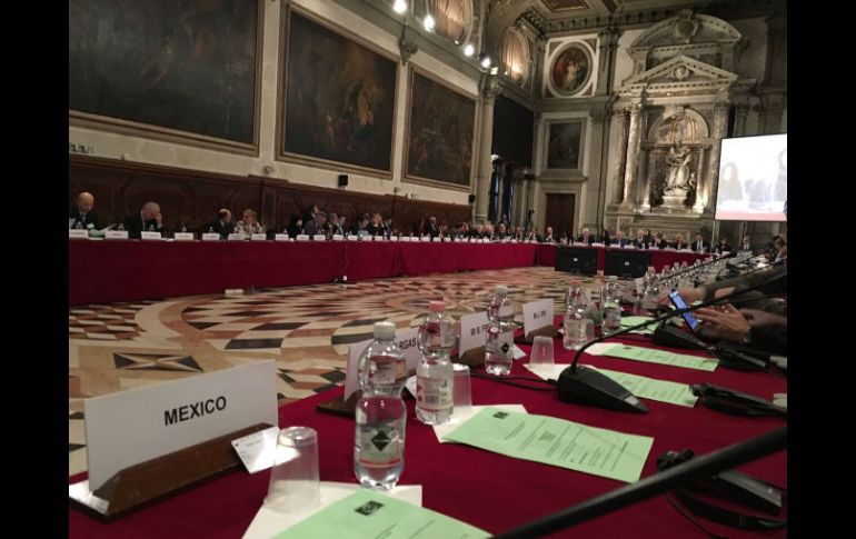 El consejero presidente del INE invitó a los integrantes de la Comisión de Venecia a observar el modelo electoral mexicano. TWITTER / @lorenzocordovav