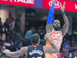 LeBron James. El astro de los Cavs realiza un tiro durante el partido de ayer ante el Heat. AP / T. Dejak