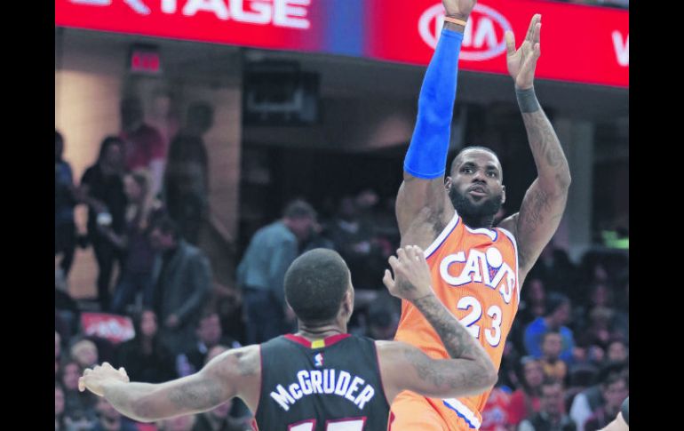 LeBron James. El astro de los Cavs realiza un tiro durante el partido de ayer ante el Heat. AP / T. Dejak