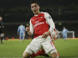 Mesut Özil, uno de los anotadores del Arsenal. AP / T. Ireland