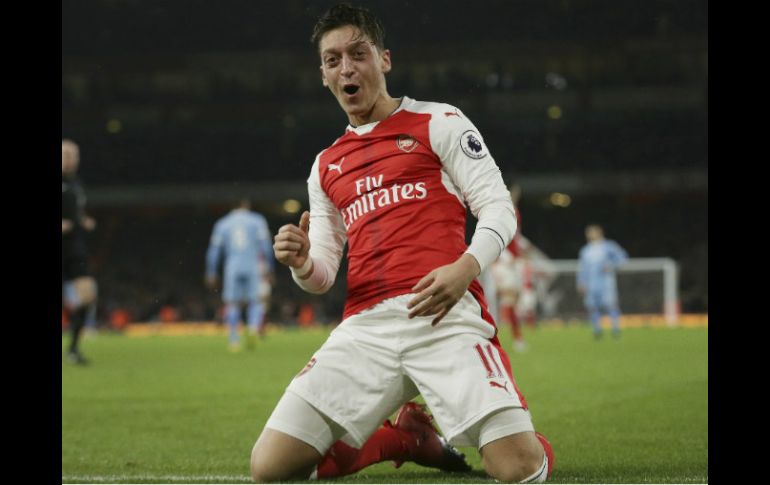 Mesut Özil, uno de los anotadores del Arsenal. AP / T. Ireland