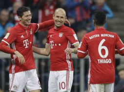 Lewandowski (I), Robben (C) y Thiago (D) celebran la victoria del Bayern. AP / M. Schrader