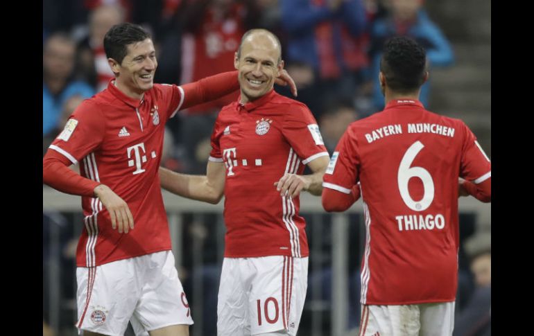 Lewandowski (I), Robben (C) y Thiago (D) celebran la victoria del Bayern. AP / M. Schrader