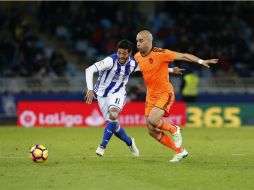 Vela (I) disputa una pelota con Abdennour (D), del Valencia. EFE / J. Herrero