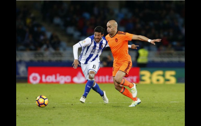 Vela (I) disputa una pelota con Abdennour (D), del Valencia. EFE / J. Herrero