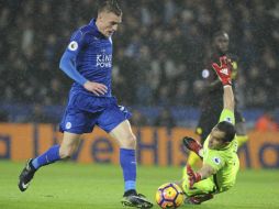 Jamie Vardy elude al portero del Manchester City, Claudio Bravo. AP / R. Vieira