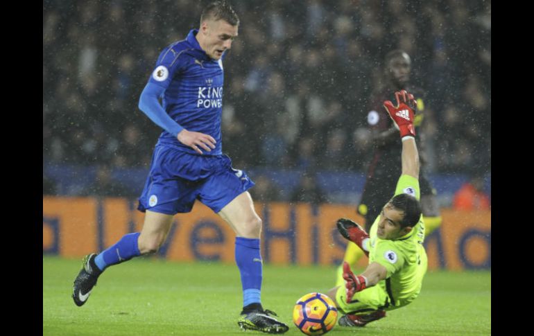 Jamie Vardy elude al portero del Manchester City, Claudio Bravo. AP / R. Vieira