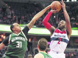 John Wall (2) encabezó en el último cuarto frente a los Bucks el ataque de los Wizards. AP / N. Wass