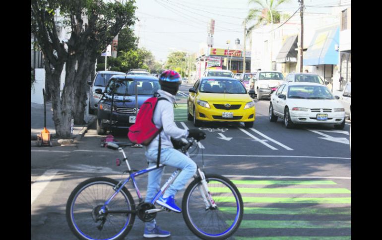 Ignorancia. Muchos automovilistas desconocen cómo es la circulación en vialidades con balizamiento especializado. EL INFORMADOR / R. Tamayo