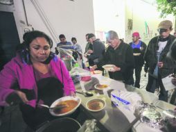 Empatía. Siempre hay voluntarios dispuestos a llevar cena a este albergue. EL INFORMADOR / G. Gallo