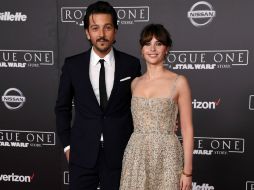 Felicity Jones y Diego Luna llegaron a la alfombra roja de la premier. AFP / E. Miller