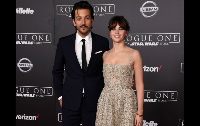 Felicity Jones y Diego Luna llegaron a la alfombra roja de la premier. AFP / E. Miller