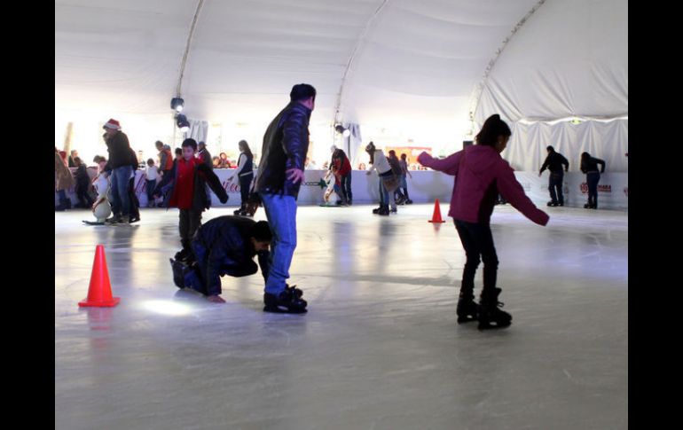 La pista de hielo y el tianguis navideño se instalaron con una inversión del Ayuntamiento y del Gobierno del Estado. EL INFORMADOR / ARCHIVO