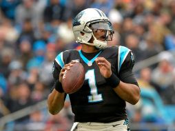 Cam Newton tuvo un desempeño gris, con 10 completos en 27 envíos para 160 yardas. AFP / G. Halverson