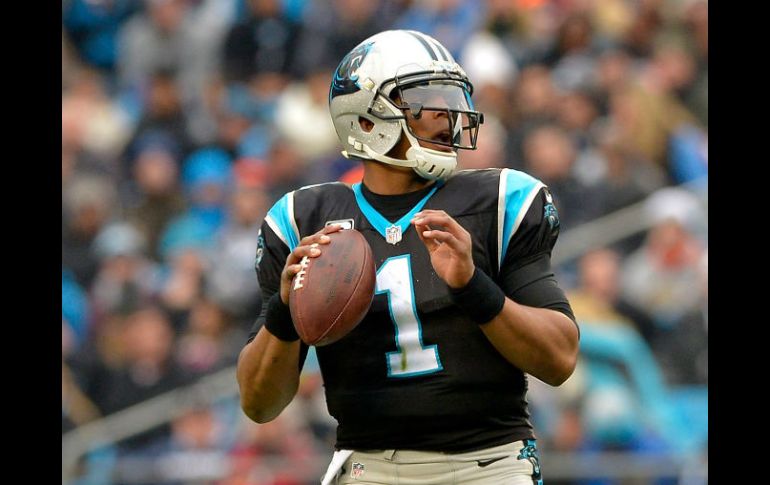 Cam Newton tuvo un desempeño gris, con 10 completos en 27 envíos para 160 yardas. AFP / G. Halverson