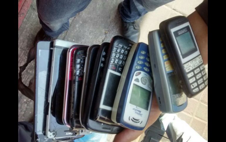 Durante un recorrido el fin de semana se comprobó que varias personas ofertaban celulares presuntamente robados. ESPECIAL / Policia de Guadalajara