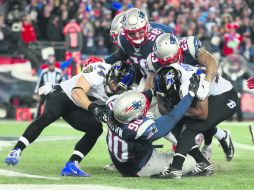 La defensiva de los Patriots detiene a Ken Dixon en  la zona de anotación de los Ravens para lograr los primeros dos puntos. AFP / A. Glanzman