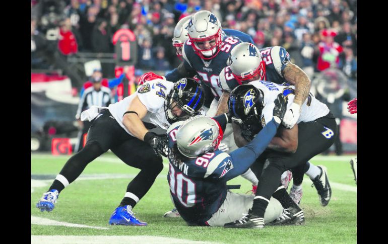 La defensiva de los Patriots detiene a Ken Dixon en  la zona de anotación de los Ravens para lograr los primeros dos puntos. AFP / A. Glanzman