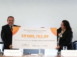 El alcalde Alberto Uribe recibió un cheque de nueve millones por parte de Banobras. FACEBOOK / AlbertoUribeCamacho