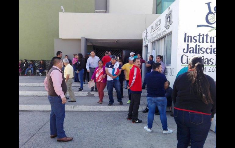 Los trabajadores demandan el pago de aguinaldo, prima vacacional y mes 13. ESPECIAL /