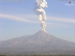 Imagen captada del volcán al momento de la exhalación. TWITTER / @LUISFELIPE_P