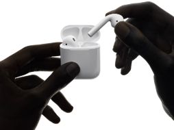 Los 'AirPods' prometen beneficios como 24 horas de batería y conexión con el asistente Siri. ESPECIAL / images.apple.com