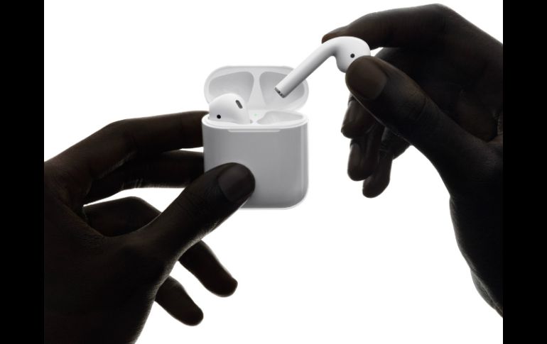 Los 'AirPods' prometen beneficios como 24 horas de batería y conexión con el asistente Siri. ESPECIAL / images.apple.com