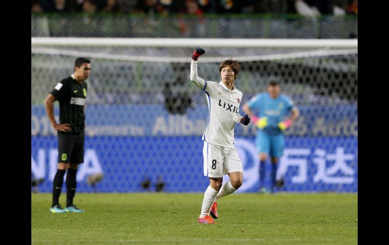 Shoma Doi celebra el primer gol del partido, un penalti cuya polémica fue resuelta al consultar la repetición en video. EFE / K. Mayama