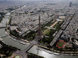 En los últimos meses los empleados de la Torre Eiffel se han declarado en huelga en varias ocasiones por distintos motivos. AFP / ARCHIVO