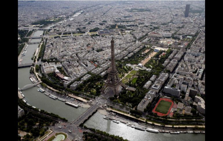 En los últimos meses los empleados de la Torre Eiffel se han declarado en huelga en varias ocasiones por distintos motivos. AFP / ARCHIVO