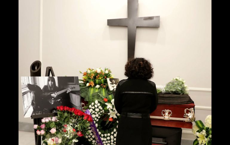 Músicos que la acompañaron durante su vida llegaron a la funeraria para despedirla. SUN / J. Boites