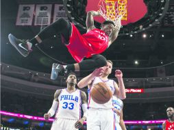 DeMar DeRozan continúa siendo el jugador que guía sobre la duela a los Raptors y anoche aportó 31 puntos. AP / C. Szagola