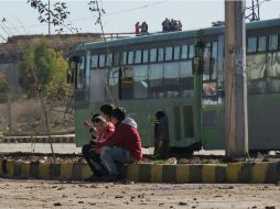 Niños sirios esperan afuera de un autobús a ser evacuados con sus familias. AFP / STRINGER