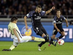 Paolo Goltz llega tarde y Benzema dispara a portería, para poner en ventaja al Real Madrid, en tiempo de compensación del primer tiempo EFE / K. Ota