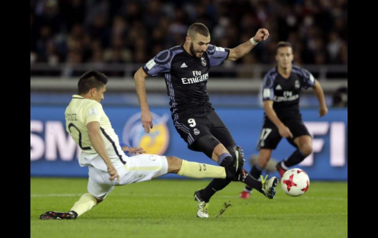 Paolo Goltz llega tarde y Benzema dispara a portería, para poner en ventaja al Real Madrid, en tiempo de compensación del primer tiempo EFE / K. Ota