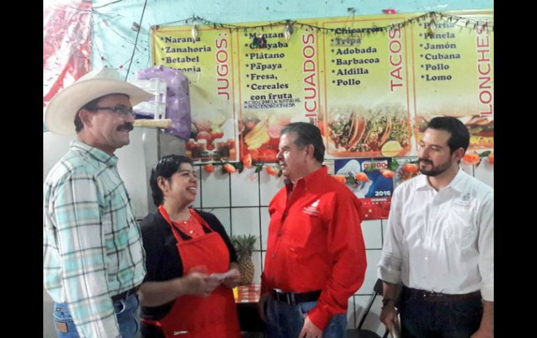 Magdalena Nuñez, microempresaria, recibe cheque de manos del Secretario de Desarrollo Económico de Jalisco, José Palcios. TWITTER / @SedecoJalisco