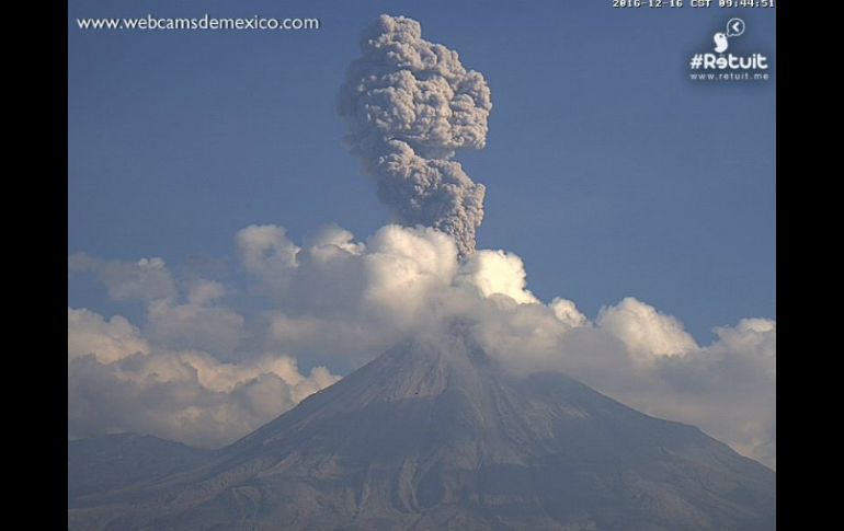 La exhalación del volcán se registra este día a las 09:43 horas. TWITTER / @LUISFELIPE_P